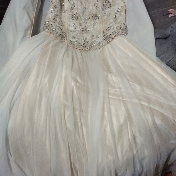 Wedding dress - Picture 5 of 7